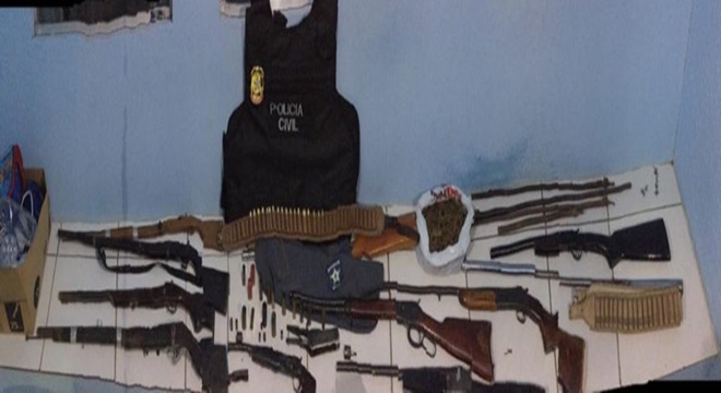 Armas foram encontradas durante uma abordagem numa casa na Zona rural do município (Crédito: PC/AL)