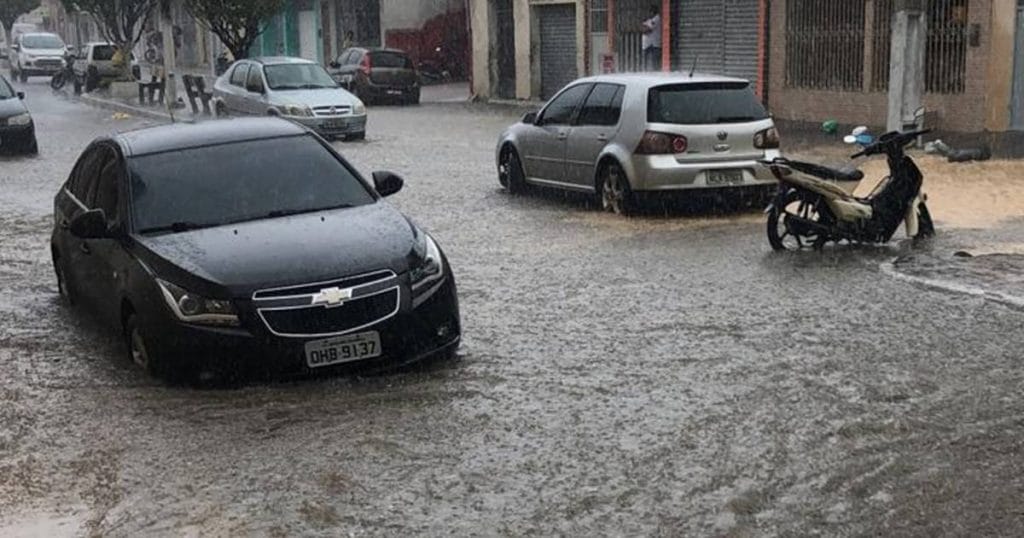 Chuva alagou a Rua Dr Hermano Sarmento Pelch (Crédito: BR104)