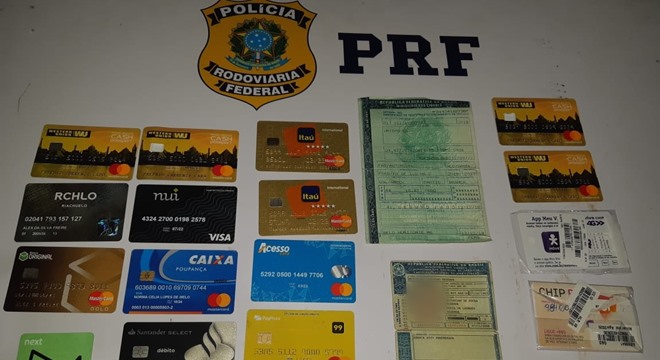 Com os suspeitos foram encontrados vários cartões de créditos em nomes de terceiros (Crédito: PRF/AL)