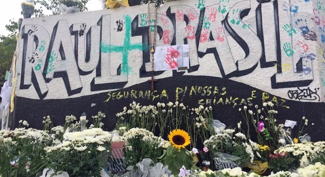 Flores em homenagem às vítimas do massacre na Escola Estadual Professor Raul Brasil, em Suzano (Crédito: Glauco Araújo/G1)