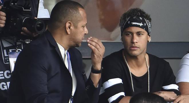 Neymar ao lado pai, o jogador pretende permanecer no PSG (Créditos: Reprodução)
