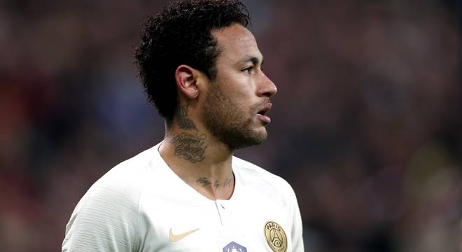 Neymar fica irritado e agride torcedor (Créditos: EFE/EPA/IAN LANGSDON)