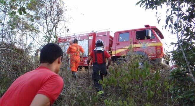 Incêndio de grandes proporções atinge vegetação próxima à Serra da Barriga