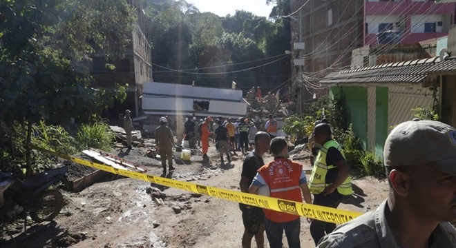 Os bombeiros trabalham com o número de pelo menos 14 desaparecidos (Crédito: Marcio Alves/Agência O Globo)