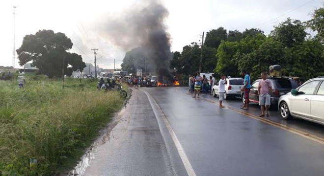 Os manifestantes pedem a instalação de redutor de velocidade no local devido aos constantes acidentes registrados na região (Crédito: Cortesia)