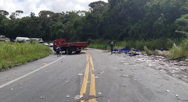 Veículos transportavam caixas de cerveja; trânsito na região ficou totalmente interditado (Crédito: Ascom/PRF) 