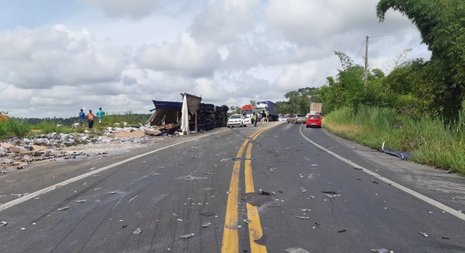 Veículos transportavam caixas de cerveja; trânsito na região ficou totalmente interditado (Crédito: Ascom/PRF)