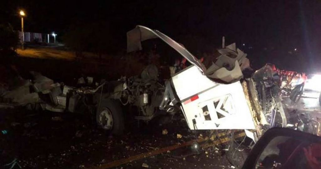 Após troca de tiros com seguranças, bandidos explodem carro-forte e roubam dinheiro