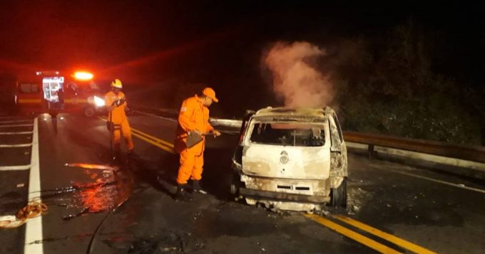 Após troca de tiros com seguranças, bandidos explodem carro-forte e roubam dinheiro — © Corpo de Bombeiros