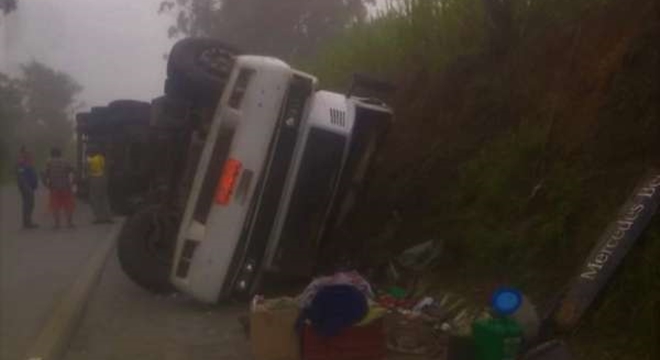 Caminhão carregado com fertilizantes perde o freio e tomba em São José da Laje (Crédito: Cortesia)