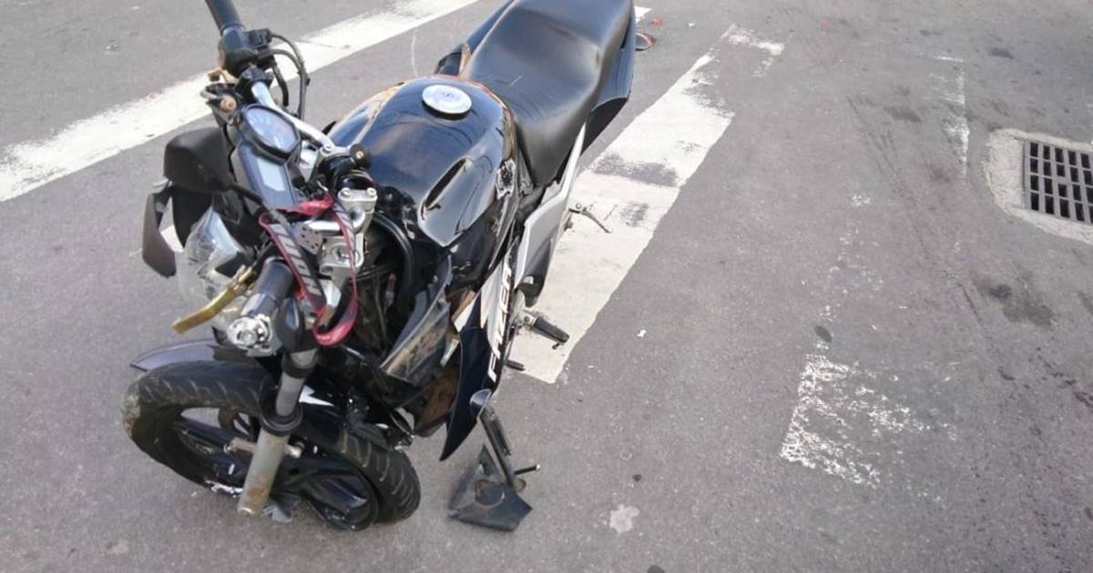 Colisão entre motocicletas deixa duas pessoas feridas em Branquinha — © Ilustração