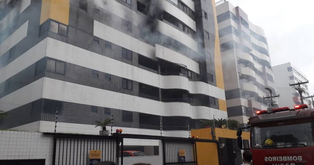 Incêndio de grandes proporções atinge apartamento na Jatiúca e bombeiros são acionados