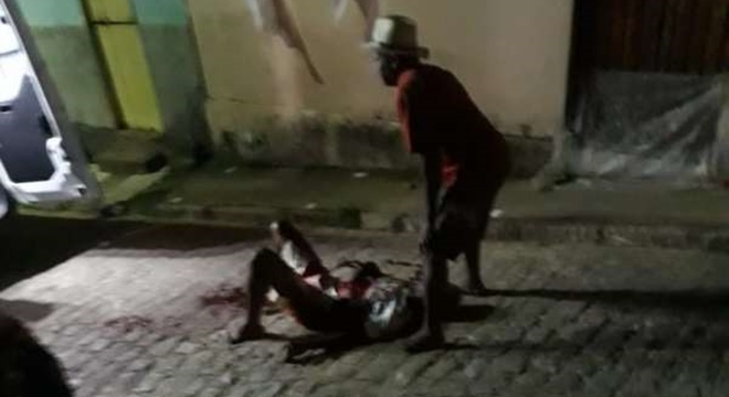 Homem é esfaqueado em via pública e socorrido em estado grave (Crédito: Cortesia)