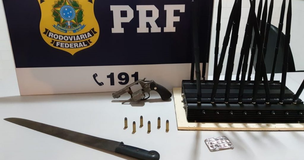 PRF prende por porte ilegal e uso de entorpecente suspeitos de praticar roubos em Canapi