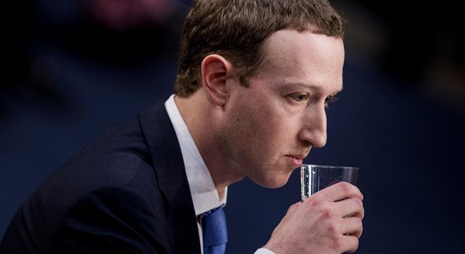 Acionistas do Facebook tentam para Marck Zuckerberg - © Internet