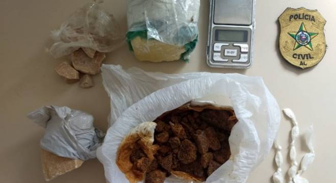 Material apreendido durante a prisão - © PC/AL