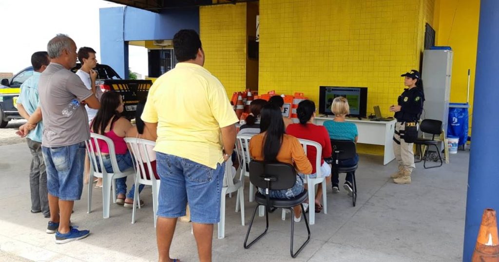 Maio Amarelo: PRF realiza ação educativa no interior de Alagoas