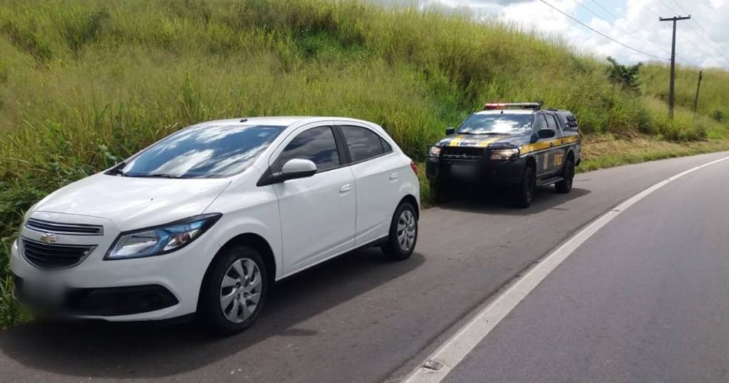 PRF recupera veículo roubado no município de Atalaia