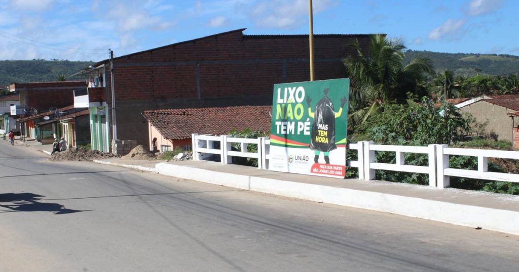 Primeiro local a receber atenção foi a ponte que liga o bairro Abolição ao bairro Roberto Correia de Araújo, ponto crônico de lixo (Crédito: Gustavo Lopes/BR104)