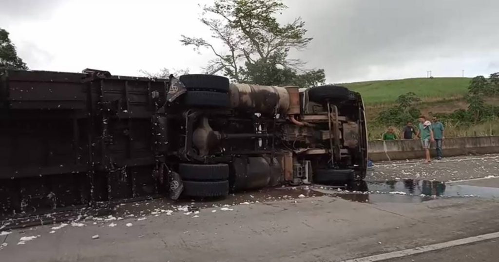Motorista fica ferido após tombamento de carreta na BR-101, em Messias