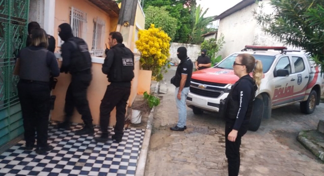 Policiais civis cumprem mandado de prisão, durante a operação coordenada pela delegada Ana Luíza Nogueira - © Ascom/PC/AL