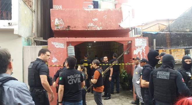 Policiais em frente ao bar onde a chacina ocorreu — © Jalilia Messias/TV Liberal