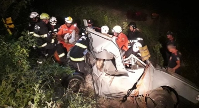 Por conta do forte impacto da colisão, todas as vítimas ficaram presas às ferragens; uma veio a óbito no local (Crédito: CBM/AL)