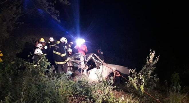 Por conta do forte impacto da colisão, todas as vítimas ficaram presas às ferragens; uma veio a óbito no local (Crédito: CBM/AL)