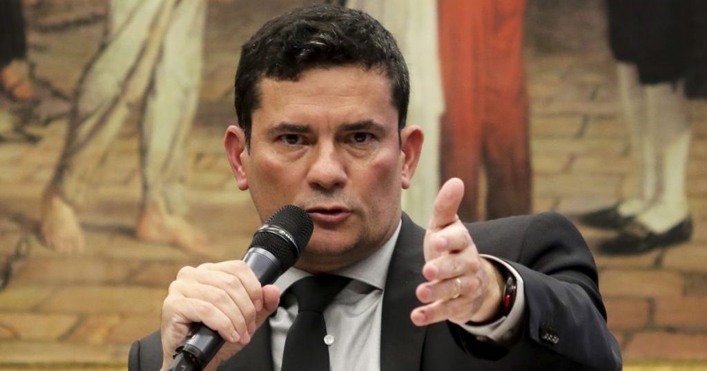 Bolsonaro afirma que honrará compromisso e indicará Moro para vaga no STF