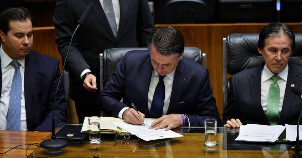 Bolsonaro sanciona lei que afasta agressor da mulher em situação de violência