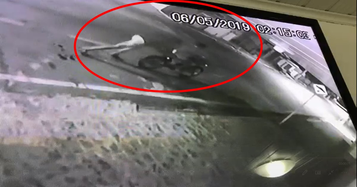 Uma câmera de segurança flagrou o momento em que dois suspeitos fogem com o veículo (Crédito: Reprodução)