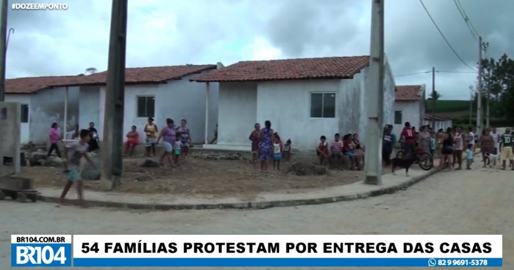 Moradores cobram entrega de residencial construído há 9 anos, em Ibateguara