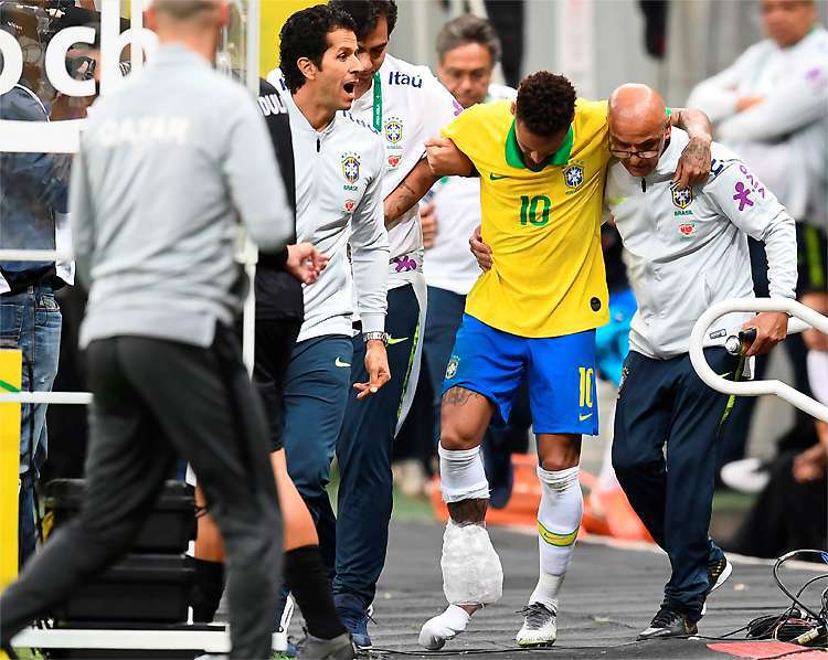 Neymar deixa amistoso contra o Qatar de moletas — © AFP / Evaristo Sá