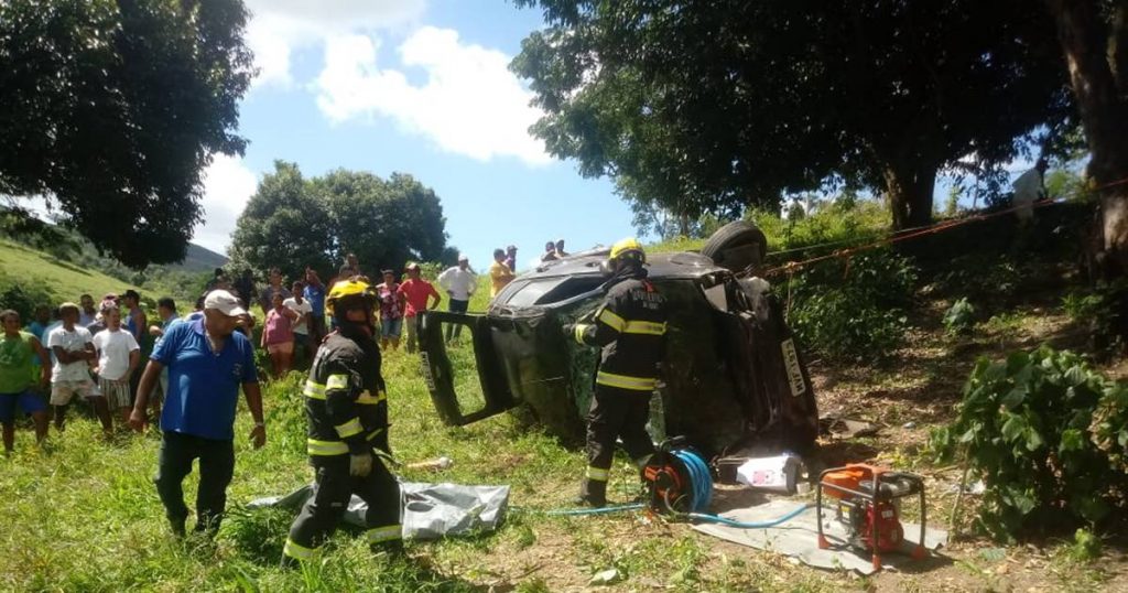 Capotamento de veículo deixa vítima fatal na BR-101, em Joaquim Gomes