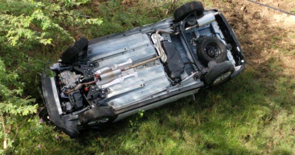 Motorista sai ilesa após perder controle e carro cair em ribanceira