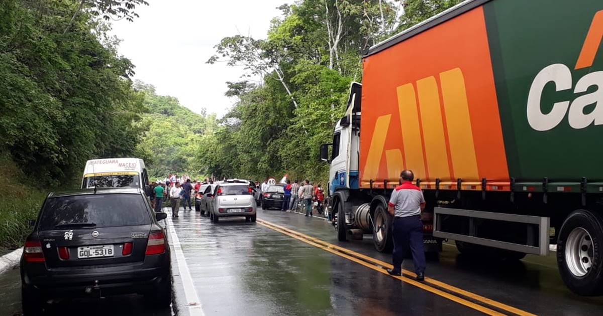 Atos são contra a a Reforma da Previdência proposta pelo Governo. Além da paralisação dos serviços, Alagoas também registra bloqueio de rodovias — © BR104