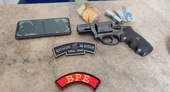 Com eles, a polícia encontrou um revólver calibre 38 com cinco munições intactas, além de uma quantia em dinheiro — © PM/AL