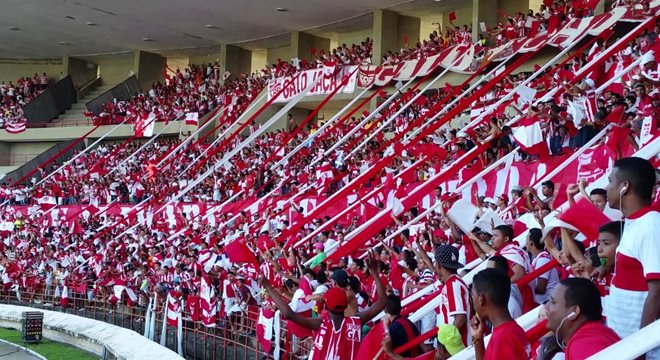 Confronto entre torcedores do CRB e Sport viraliza nas redes sociais — © Reprodução/Vídeo