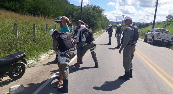 Desde a manhã da última segunda-feira (03), o BPRv realiza operação em trechos da rodovia BR-104, que corta a Zona da Mata alagoana — © BPRv