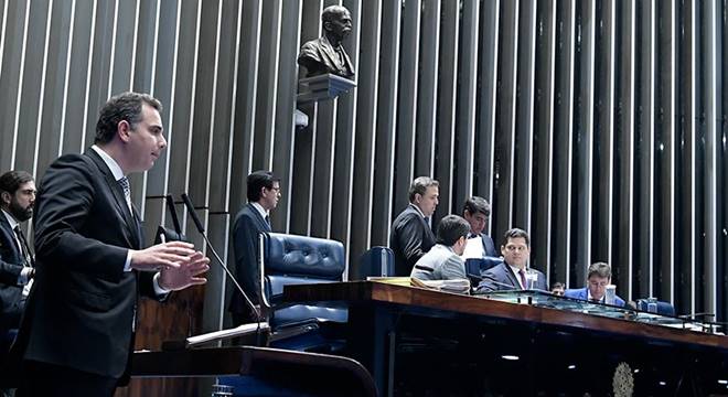 Em pronunciamento, o relator do projeto, Rodrigo Pacheco — © Waldemir Barreto/Agência Senado