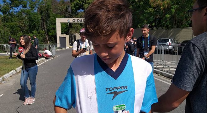 Menino de 14 anos que furou o bloqueio policial para abraçar Messi, consegui autógrafo do ídolo — © Alexandre Senechal
