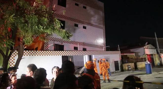 Moradores saíram logo antes de estrutura ruir — © Julio Cesar/O PovoMoradores saíram logo antes de estrutura ruir — © Julio Cesar/O Povo