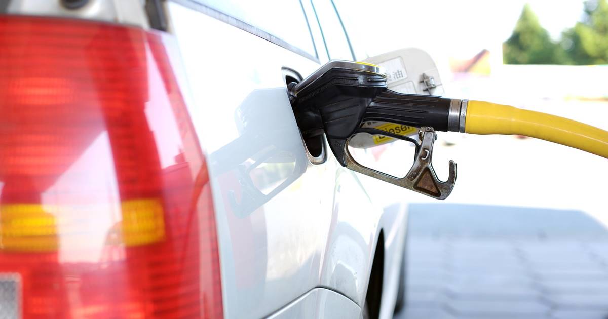Mudança derruba o preço cobrado pelo litro da gasolina nas refinarias a R$ 1,81 a partir deste sábado (1º) — © Ilustração