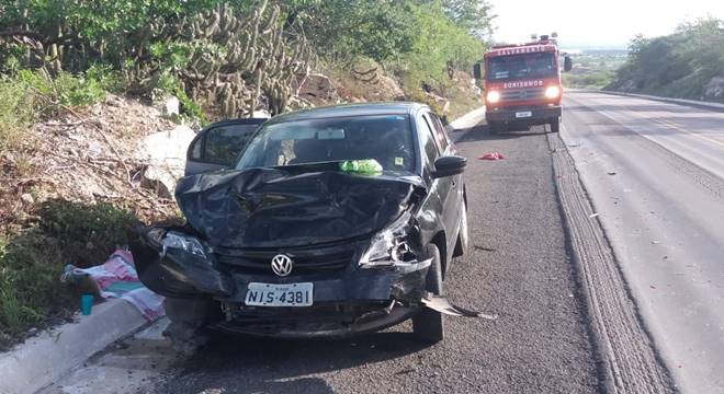 O acidente aconteceu em um trecho da BR-423, que liga a cidade de Delmiro Gouveia, no Sertão alagoano a Paulo Afonso, na Bahia — © Cortesia/Corpo de Bombeiros