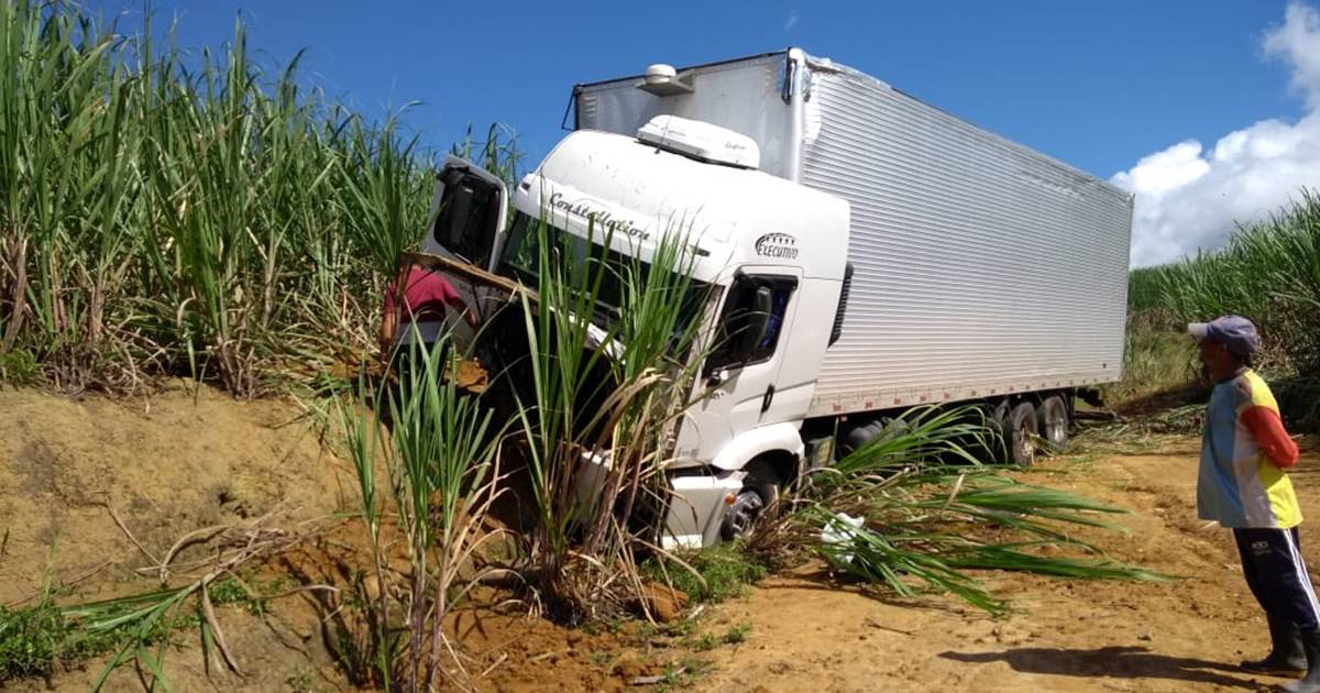 O acidente aconteceu próximo a "Curva da Melancia". Apesar da gravidade, o condutor do veículo não teve ferimentos graves — © Cortesia