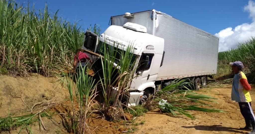 Carreta sem freio bate em barranco na BR-104 em São José da Laje
