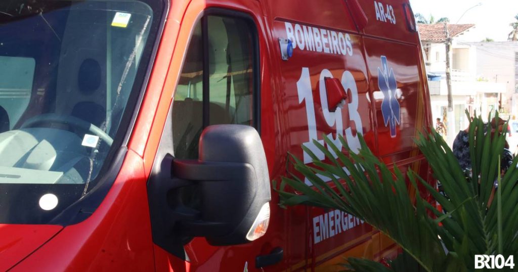 Jovem de 23 anos morre preso às ferragens após acidente com caminhão