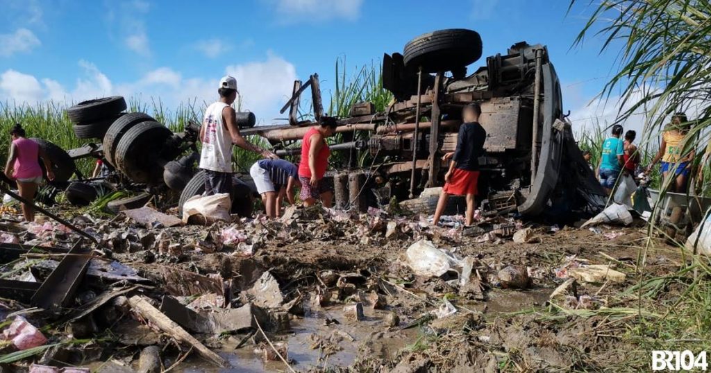 O acidente, que aconteceu próximo a "Curva da Melancia", deixou o condutor do veículo levemente ferido — © Izael Nascimento/BR104