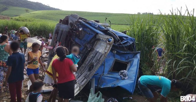O acidente, que aconteceu próximo a "Curva da Melancia", deixou o condutor do veículo levemente ferido — © Izael Nascimento/BR104