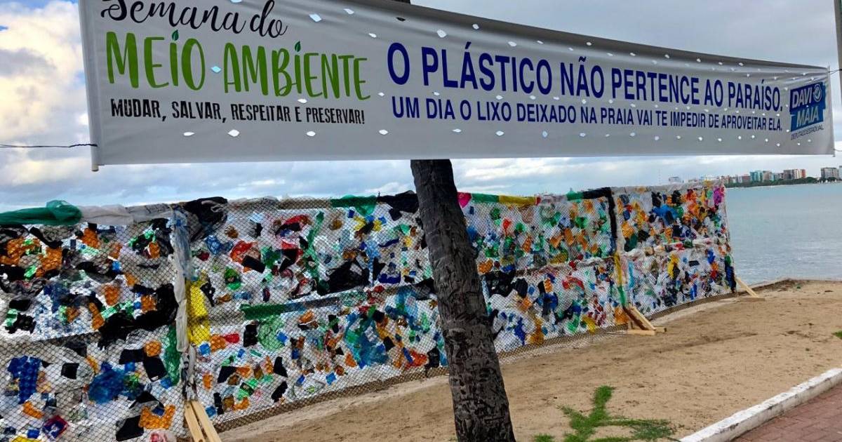 O muro, que está instalado na Ponta Verde, tem dois metros de altura por 12 metros de largura e é formado com resíduos de plástico — © Assessoria